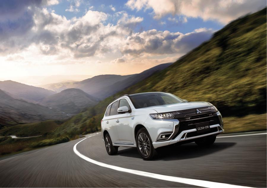  Mitsubishi Outlander PHEV 2018 года  (JP) (фото 9 из 13)